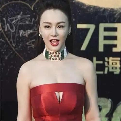 冉莹颖彻底变了！邹市明一退役，她抛却十几年全职太太身份，拼了命一门心思搞钱。但凡