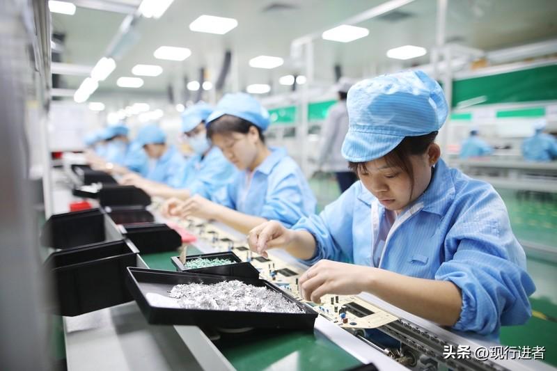 如今的工厂车间里，中老年工人已成为主力军。面对更多元的职业选择，年轻人宁愿穿梭在