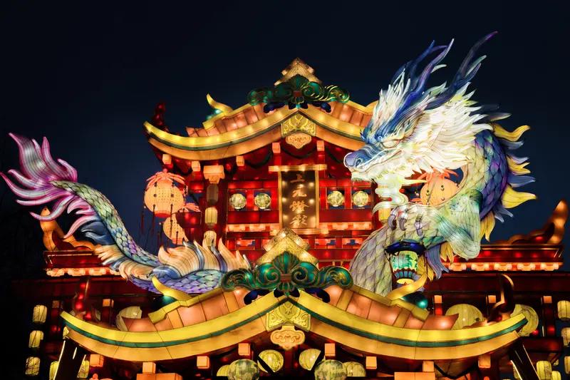 上联:龙游四海千家喜，诚邀下联凤翔九州万户欢。