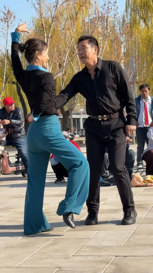 近日，网友在公园偶遇演员刘钧混入广场舞队伍跳舞，路透视频迅速在网上走红。画面里他