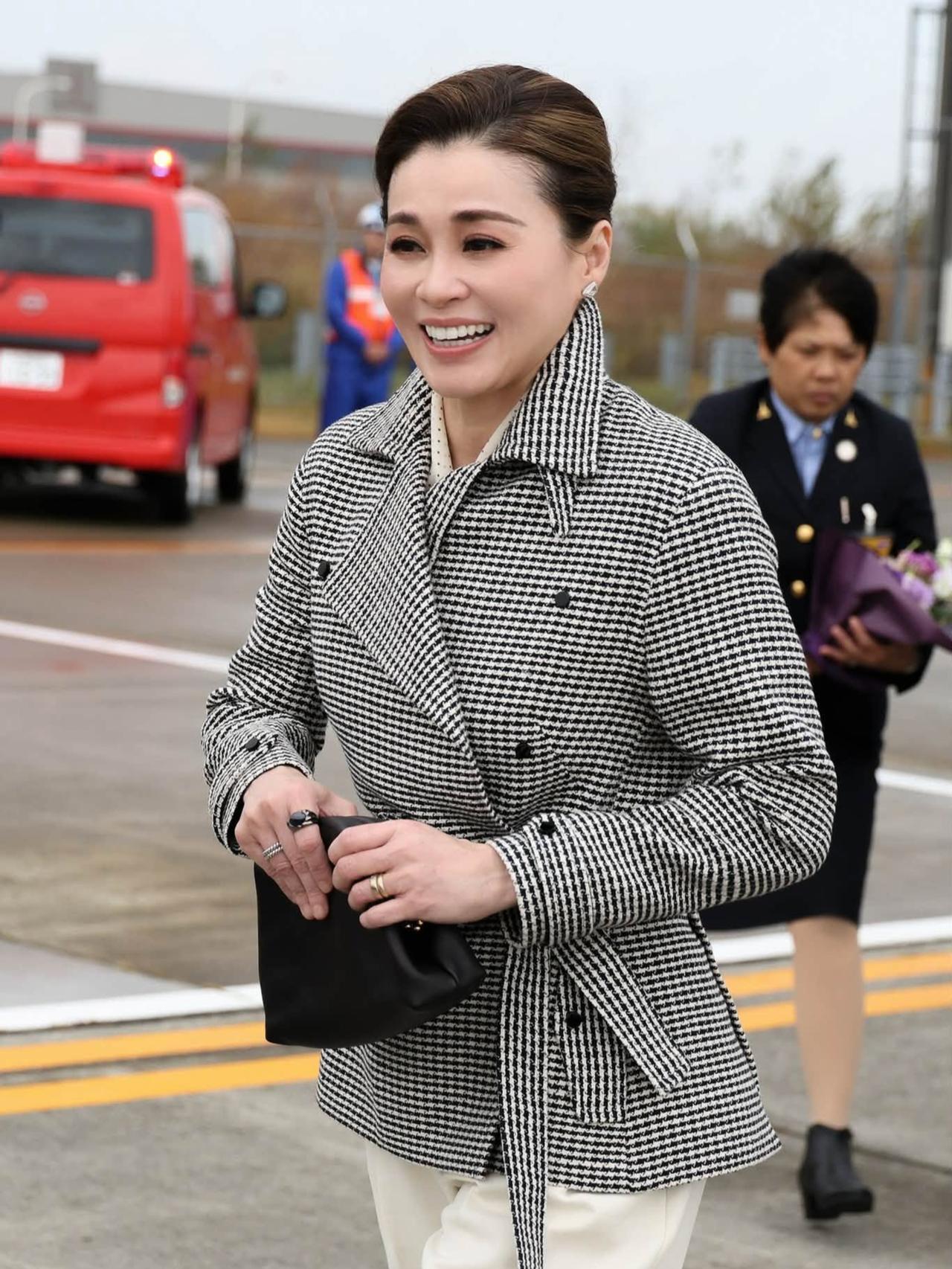 苏提达王后访问日本，灰色套装优雅大气
泰国王后苏提达受国际冰球联合会主席邀请，飞