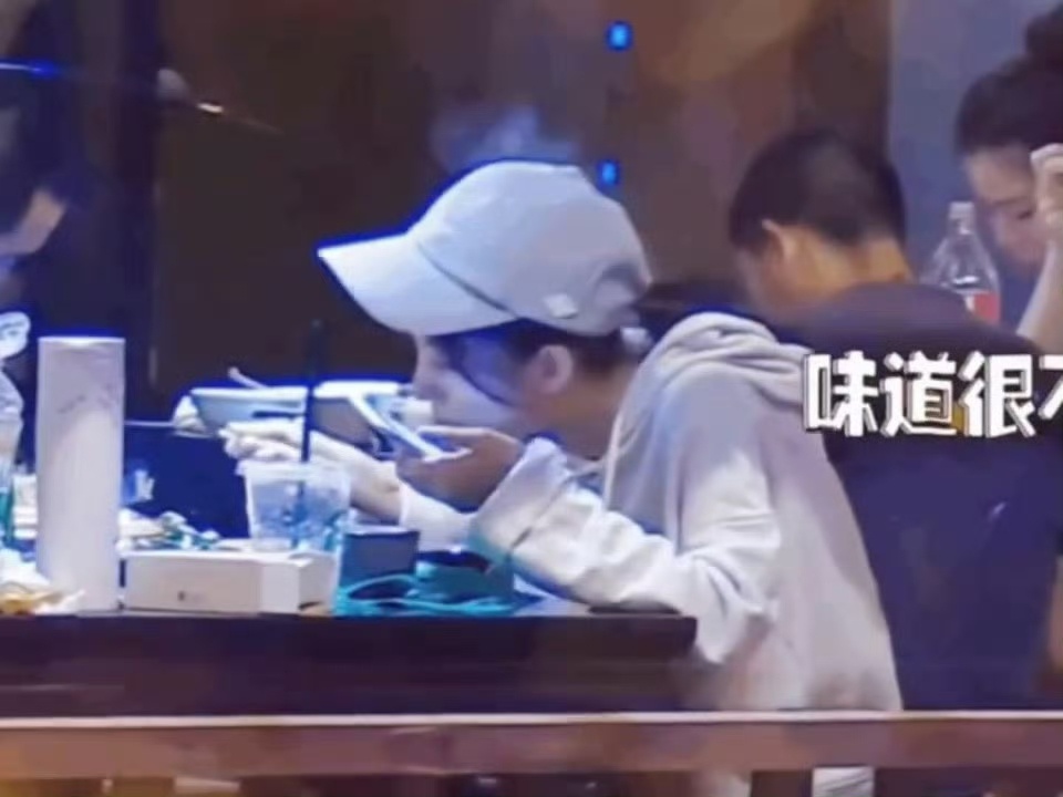 狗仔拍到的鞠婧祎认真干饭此女真的做到了完全0绯闻 