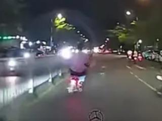 车流呼啸、生死一瞬，广州街头这10分钟，刷爆了无数人的朋友圈。
 
3月21日清