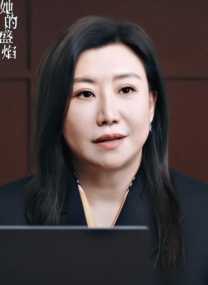 剧中被人扇耳光、泼咖啡，她演的HR火成“教科书”，剧外却因“脸大嘴歪”被骂到退圈