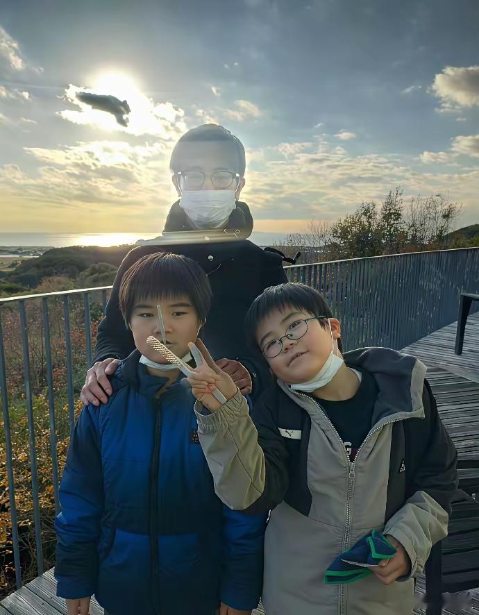日本网友发贴，说和孩子一起拍合照，结果却拍出了斯人已逝感……看上去确实有点魂淡呢