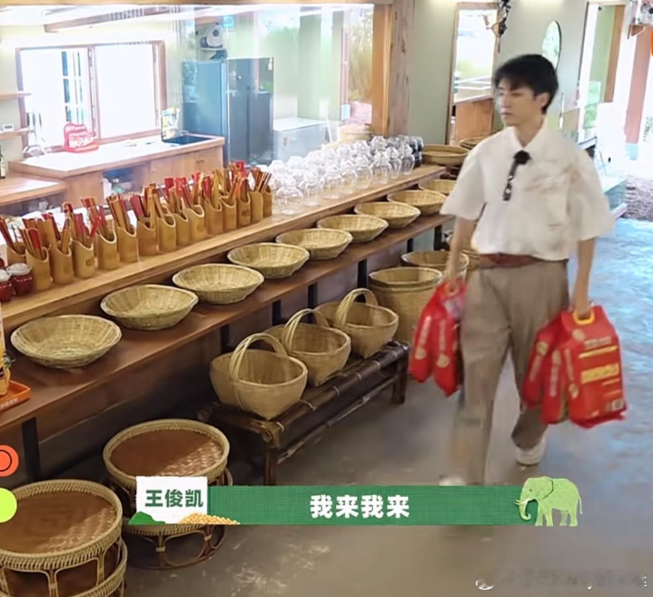王俊凯就这样水灵灵的拎了50斤。王俊凯王俊凯中餐厅10
