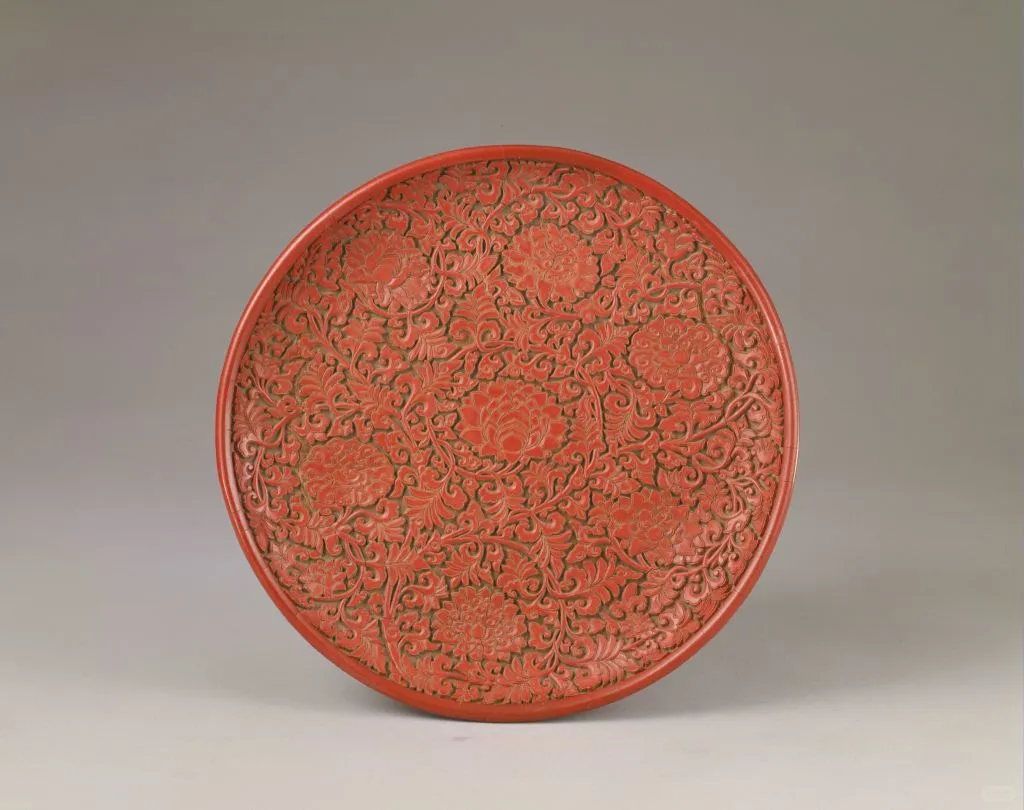 剔红缠枝莲纹圆盘