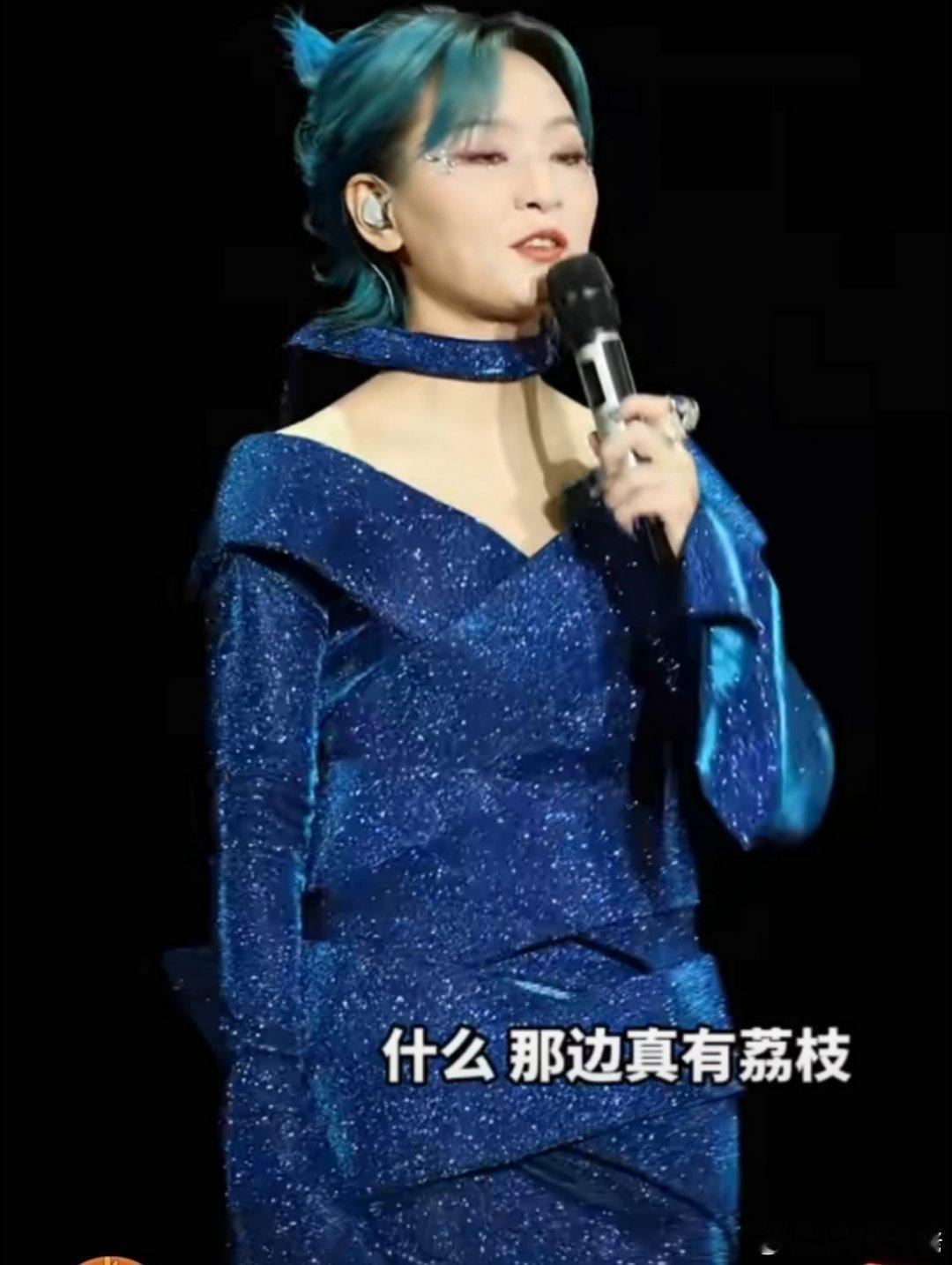 周笔畅捡粉丝扔的荔枝吃  在演唱会现场吃歌迷扔上台的荔枝的，周笔畅是第一人了！荔