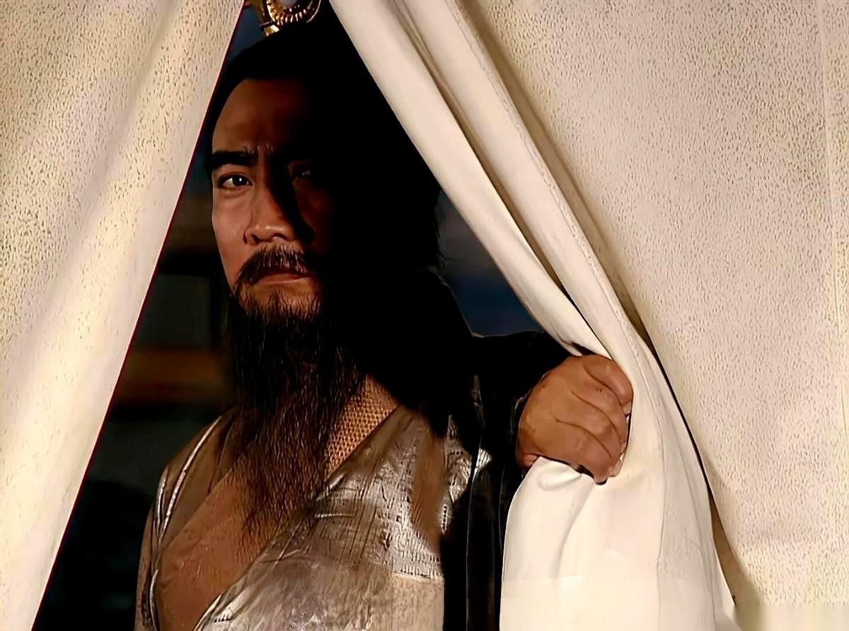 都说看人看细节，结果全盯着人家的指甲和鞋子。
那都是皮毛，真正的“底牌”，全在你