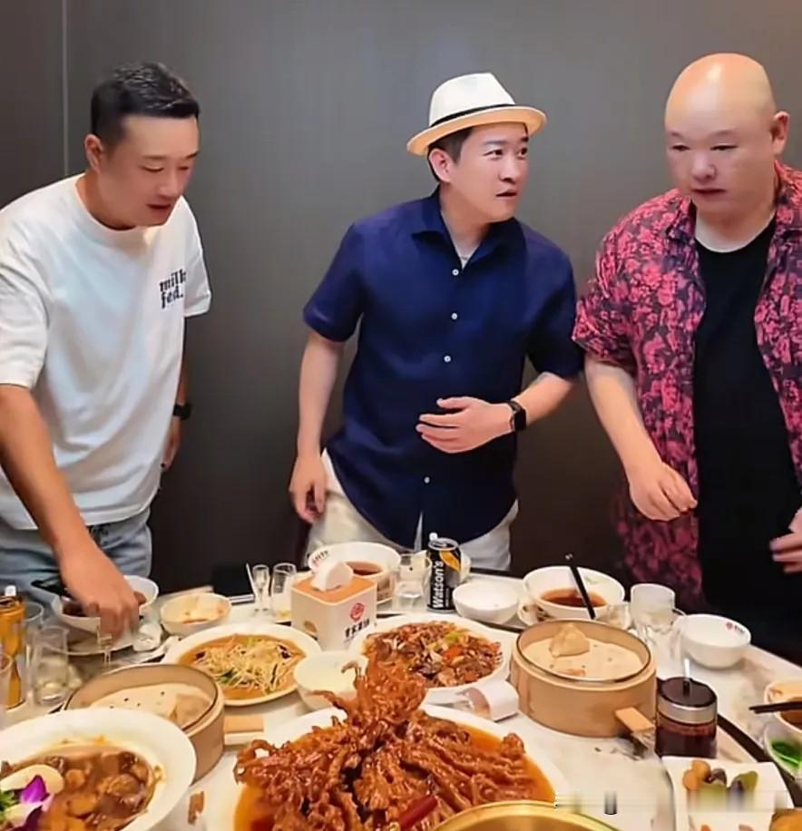 被德云社清门摘字的曹云金并没倒下！北京开第二家饭店，从直播到餐饮，他的算盘打得真