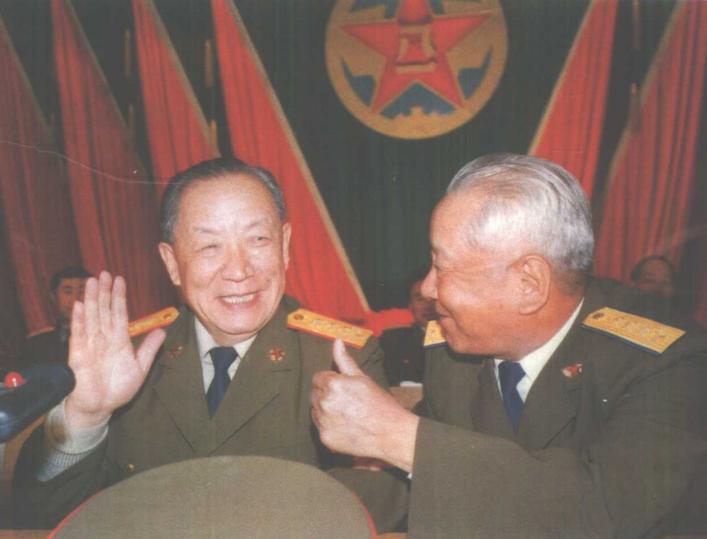 两位上将在一起，他们都是参加过抗美援朝战争的老兵，都在1988年被授上将。认全的