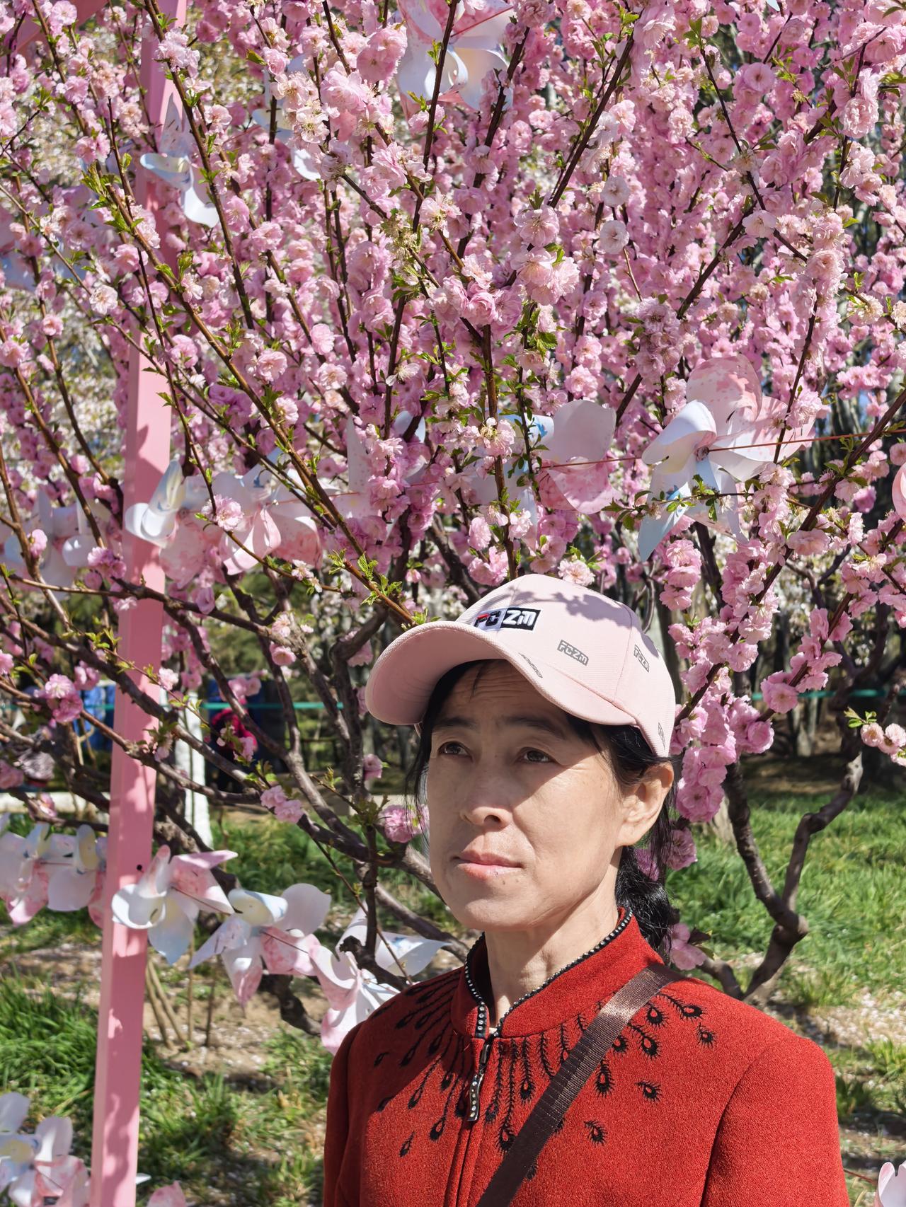 凌晨4点多，老伴就上岗了。
今天是清明，老伴负责清明防火站岗执勤，因为，今天早上