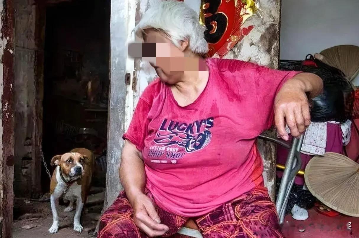 小区里有个大姐今年52岁，大姐的老公在她40岁的时候就生病去世了，她没有改嫁只身