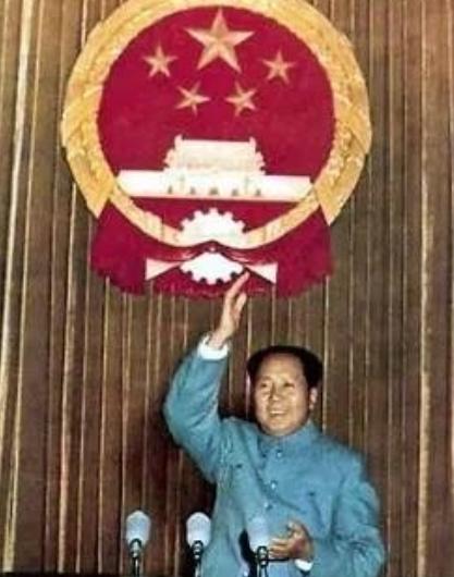 毛主席一生光明磊落，却有三个鲜为人知的小秘密......
 
第一个秘密：衣服破