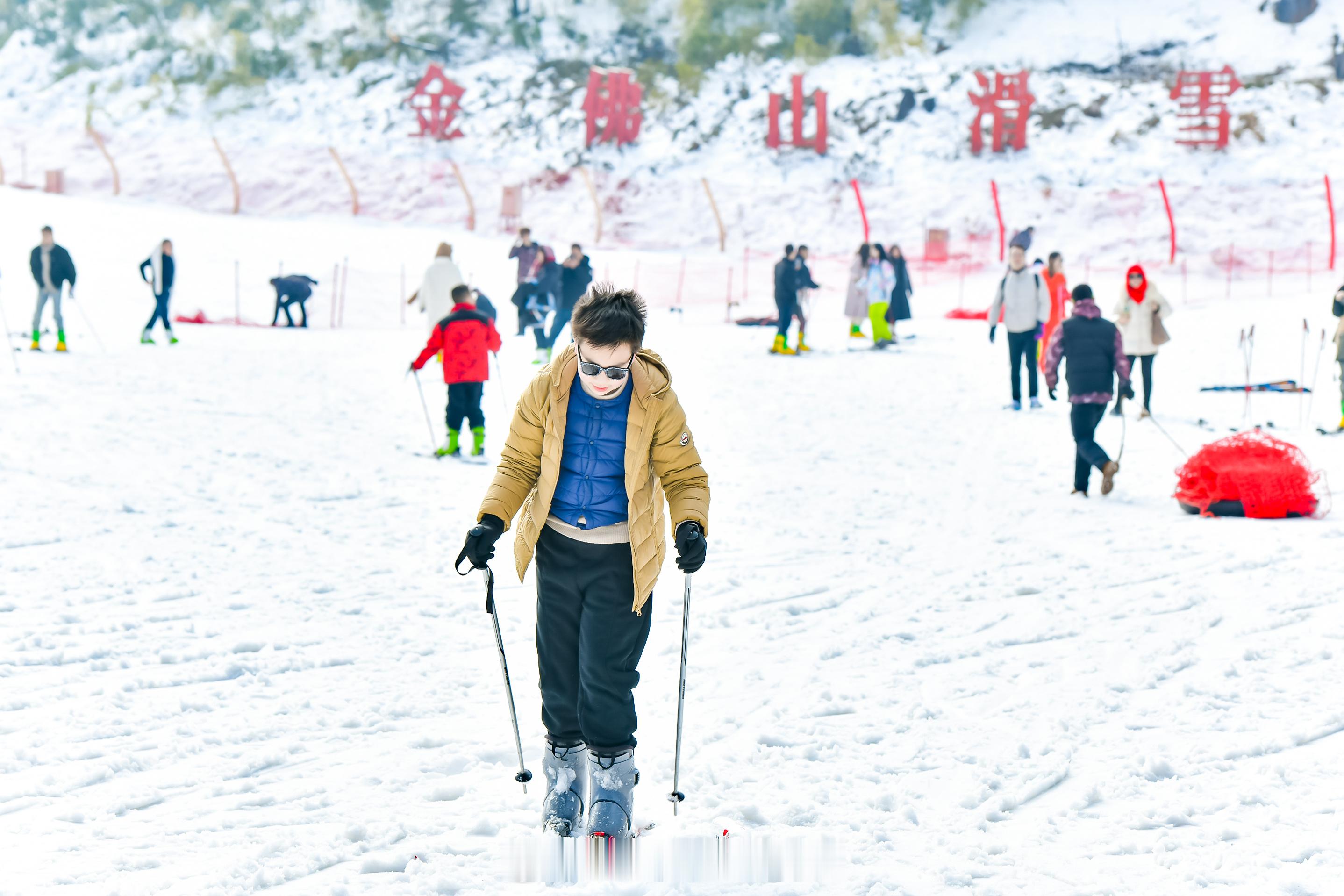 把群众冰雪运动热情保持下去 南方的孩子羡慕，这个情景很喜欢。 