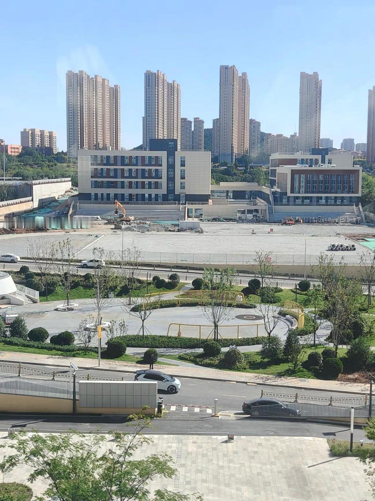 济南东部历下区长岭山片区，崇璟小学对口初中建设接近尾声，明年投入使用已经问题不大