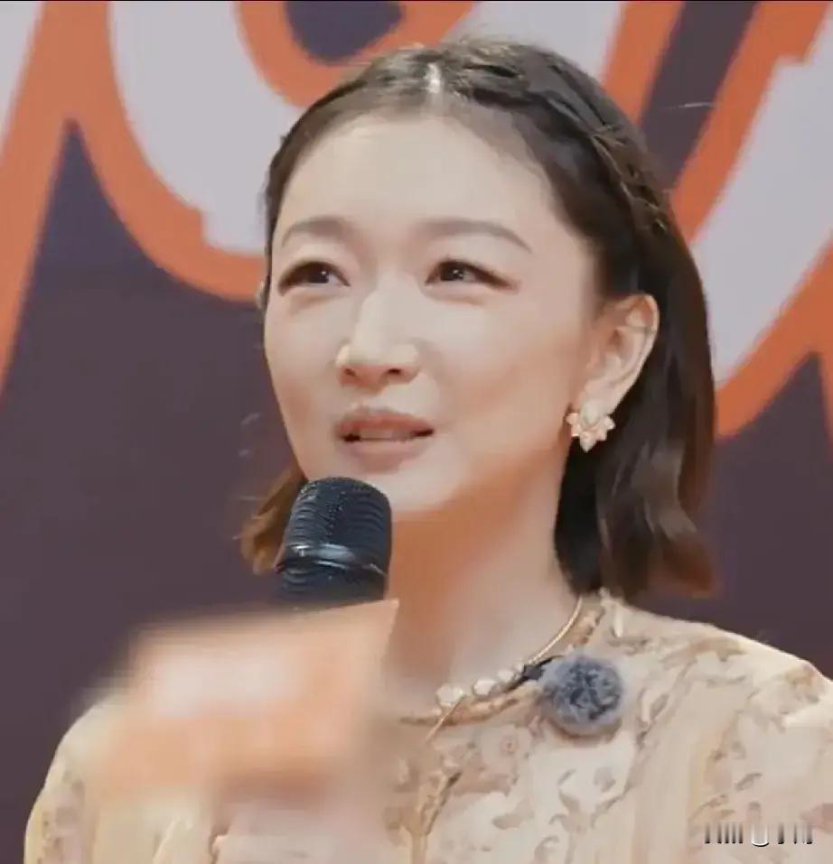 杜海涛在后台直接问周冬雨是不是整了眼睛，周冬雨当场拆招。

她摘下美瞳，用镊子夹