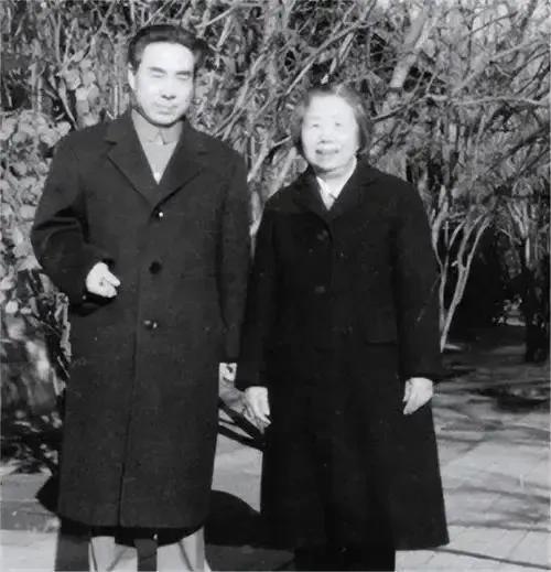 1951年，周总理夫妇和郭沫若一家聚会。因为郭沫若有5个孩子，邓颖超就对郭沫若夫