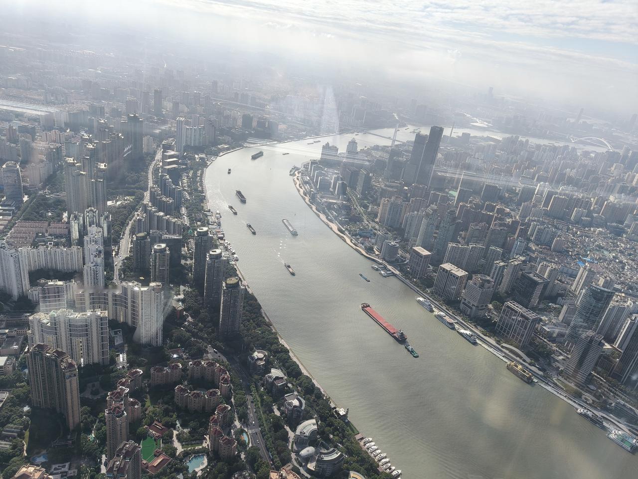 一江两世界！
站在上海中心观光台所见！
左侧浦东陆家嘴，右侧浦西棚改区！