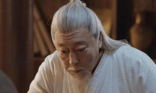 汉初，100岁的张苍斜卧榻上，无齿的嘴含着乳母的乳汁，身旁百余名妻妾环伺，却无一