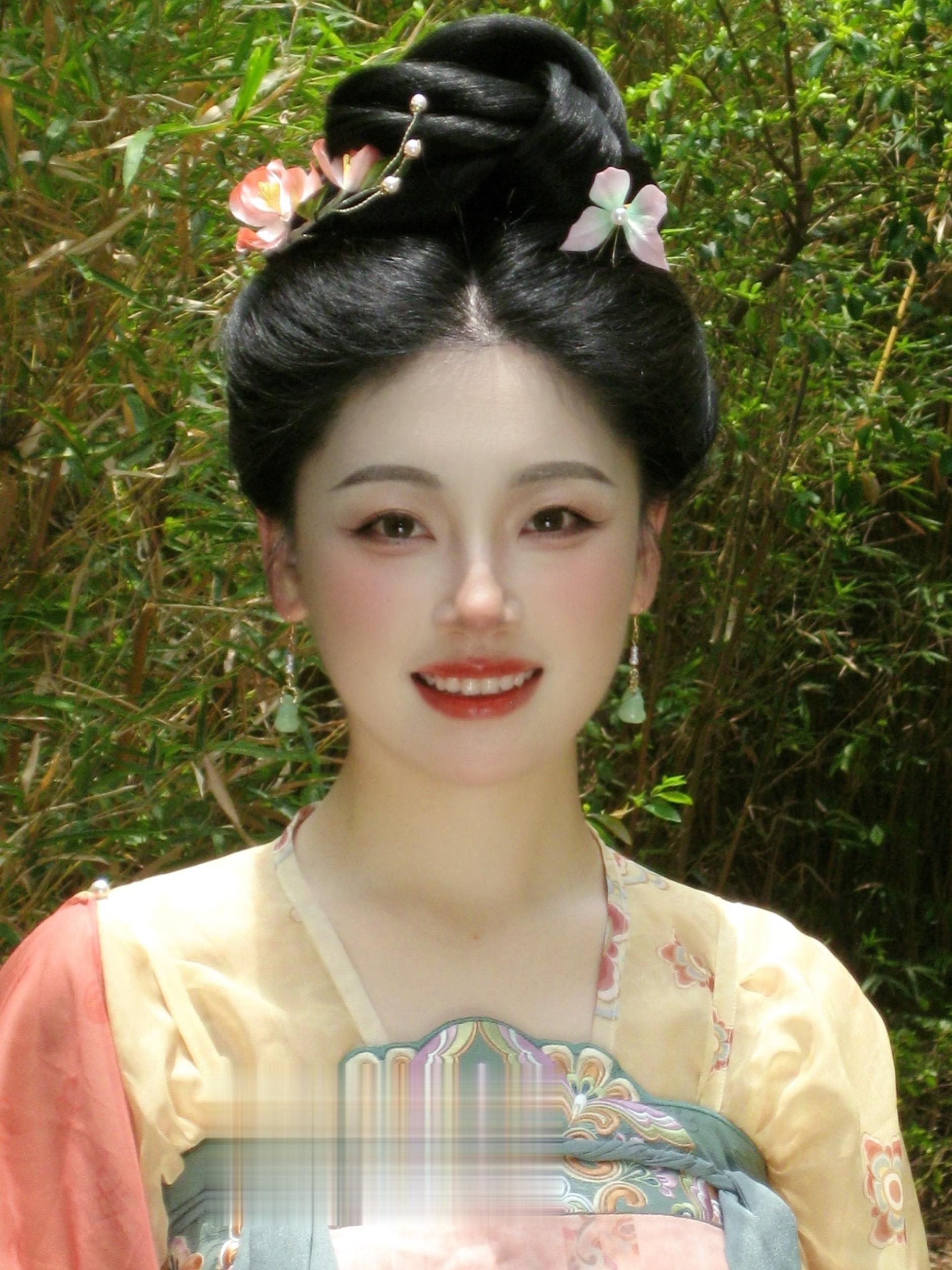 绣面芙蓉一笑开，斜飞宝鸭衬香腮。