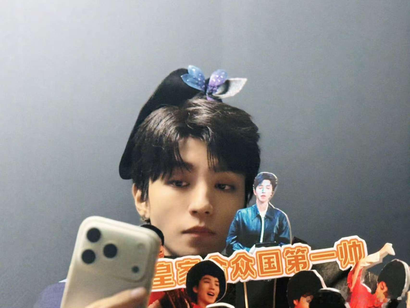 王俊凯命令托马斯交出自拍王俊凯发了三张自拍王俊凯发了三张自拍，好看，