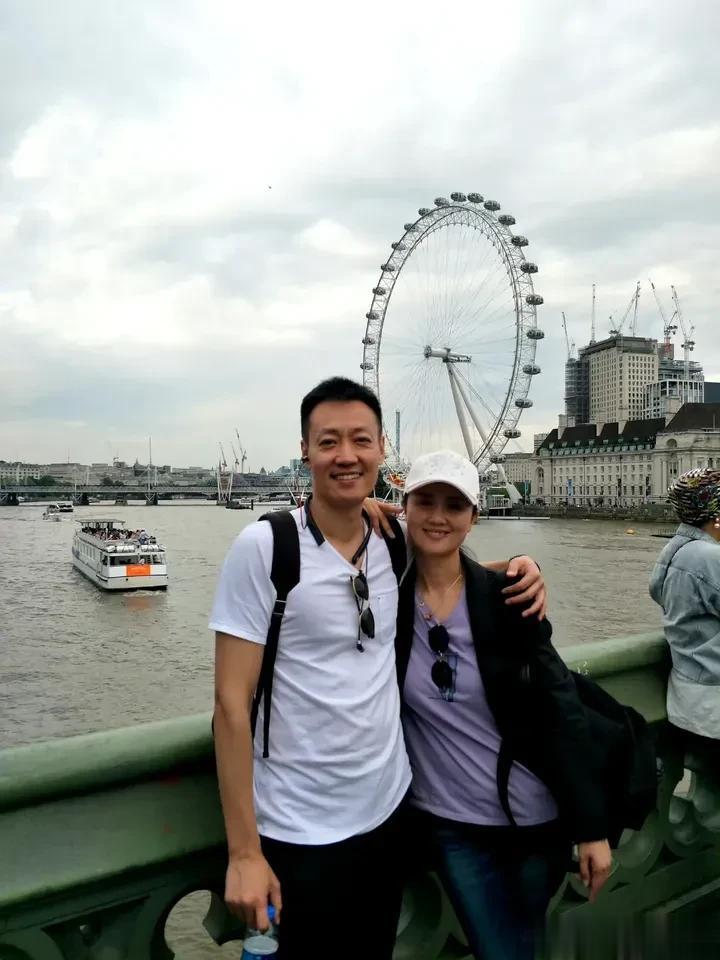 辛柏青发讣告时间是5月21日10：57，谐音是我爱你要你我的妻，看了让人泪目。