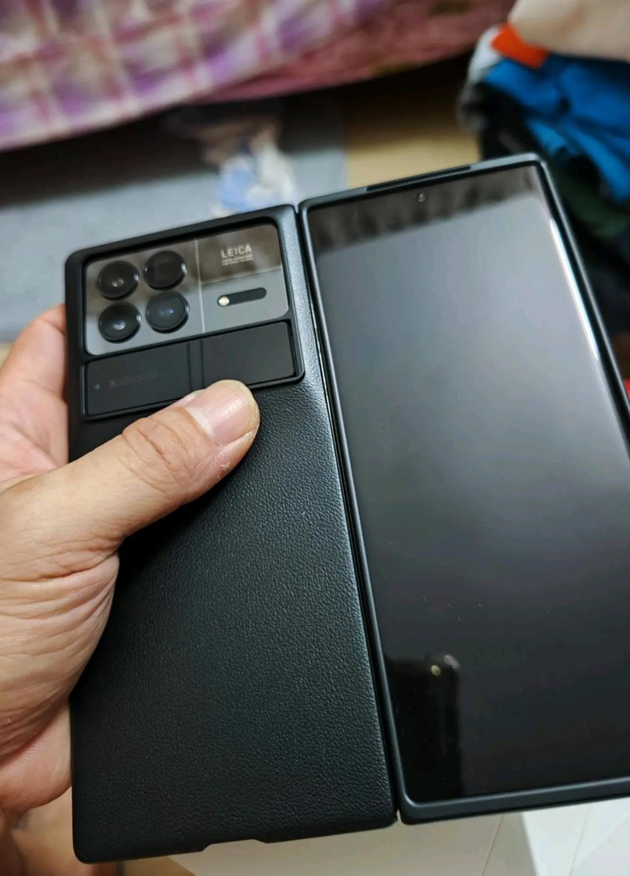 就离谱！折叠屏和直板机无差别的跌落测试，结果硬是出现了一匹折叠屏“黑马”，摔了3