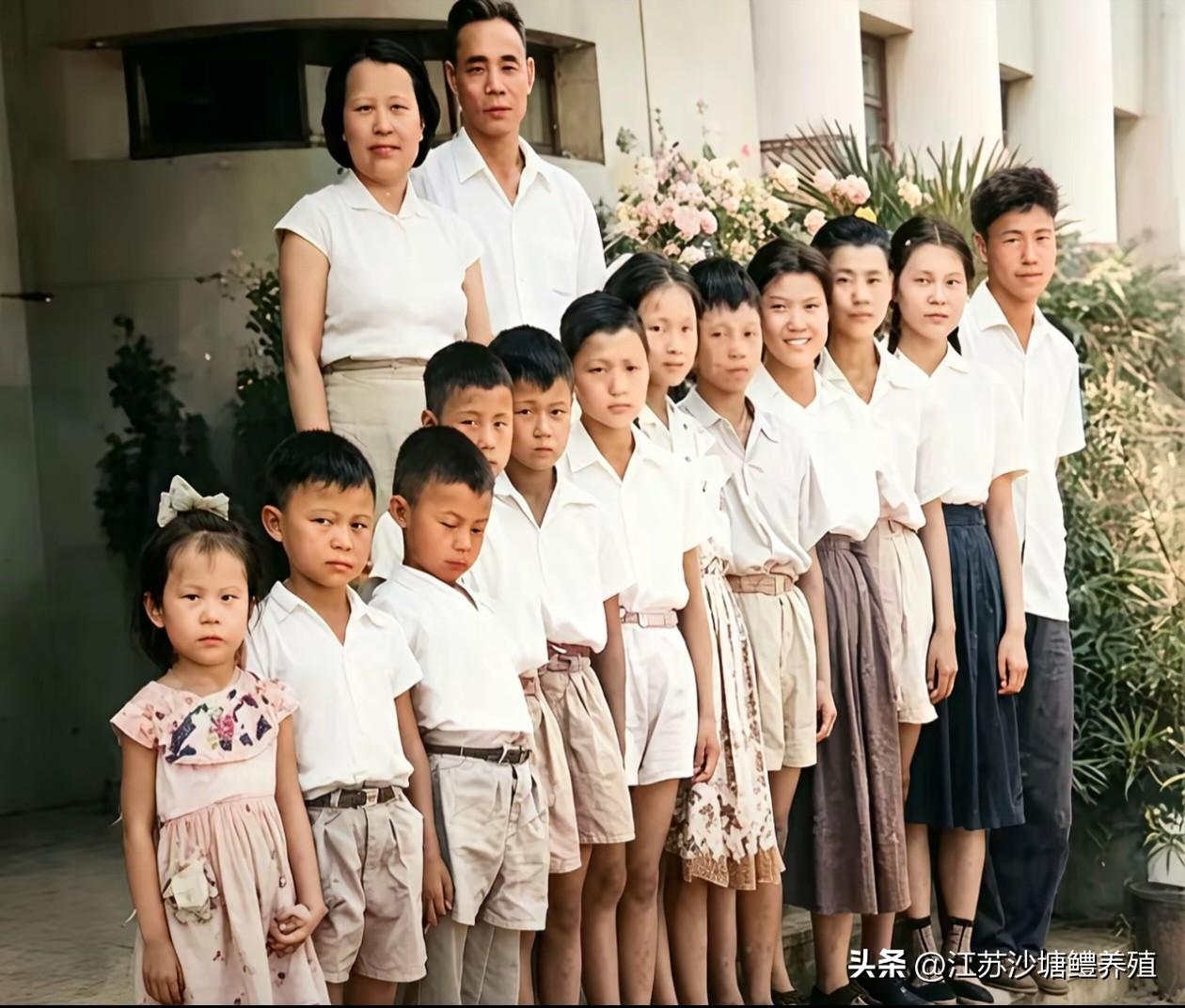 这是开国中将吴信泉的子女，
一共12个孩子，
11人有参军经历，
5人终身从军。