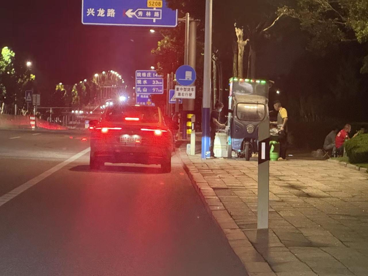 这个小摊大概是两三年前就有的吧，那时候真的感觉在这个城乡结合部摆摊怎么可能会有顾