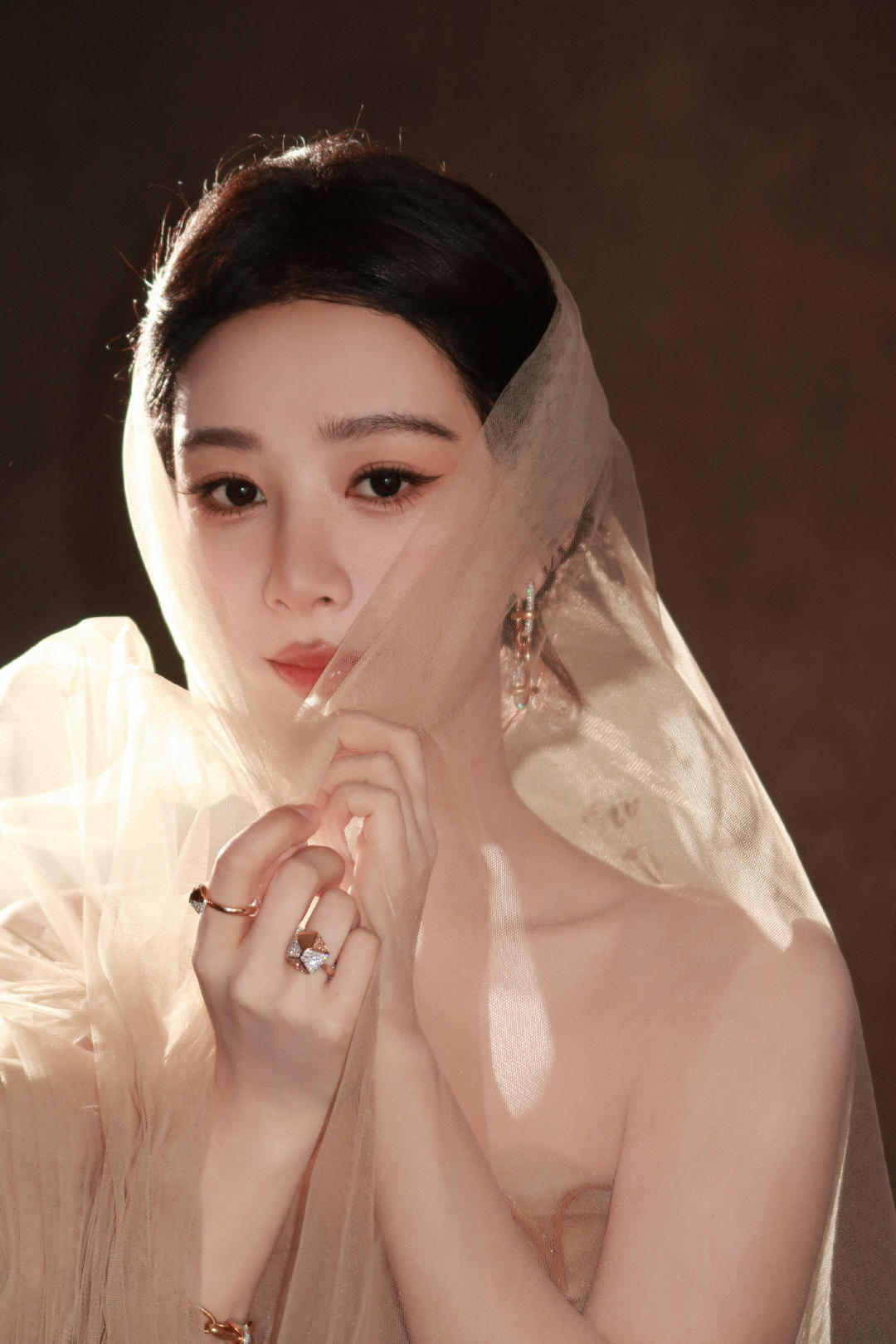 杨紫半遮面杨紫披肩当头纱杨紫披肩当头纱，这样突然get了婚纱如果是金色也挺美 