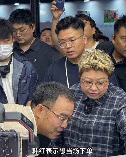 韩红2025成都车展现身，说了一句话，买了一辆车，引发“两圈”轰动！更让粉丝清楚