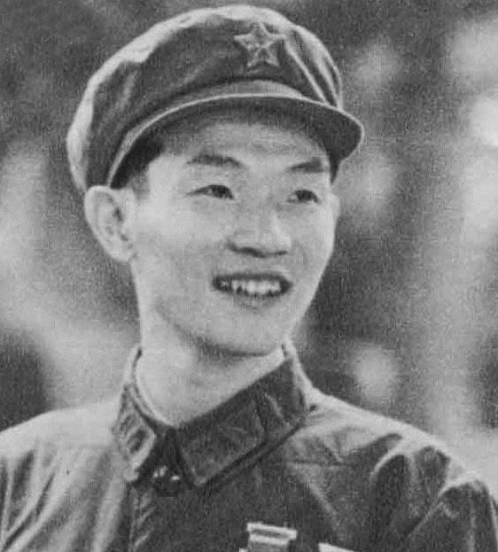 1979年对越反击战中，战士何学高被两名越军死死缠住，他愤然引爆手榴弹，炸死了越