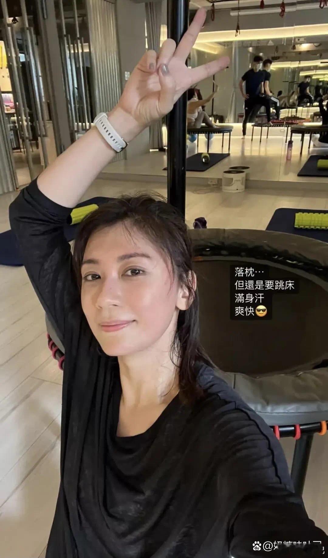 49 岁的贾静雯素颜健身照惊艳亮相，岁月未改其容颜，尽显女神范气质，活力与魅力丝