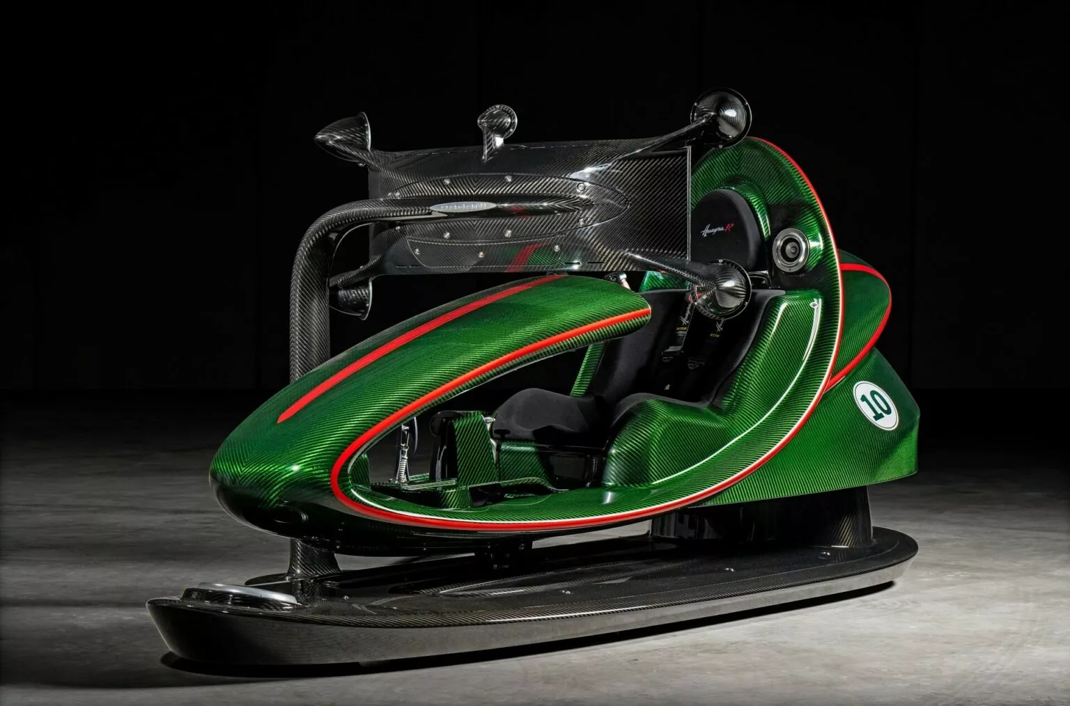 踮踮脚也许还能买得起的帕加尼：Huayra R模拟器这台模拟器包括了一部高性能电