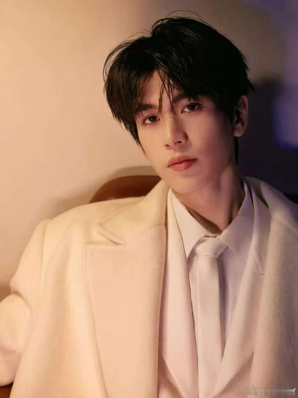 张凌赫暖光西装照，奶白大衣，真是绝了 