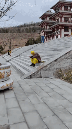 图一：神通广大的猴子，怎么也会有惆怅的时候？
图二：小姐姐太不灵活了，这样是拍不