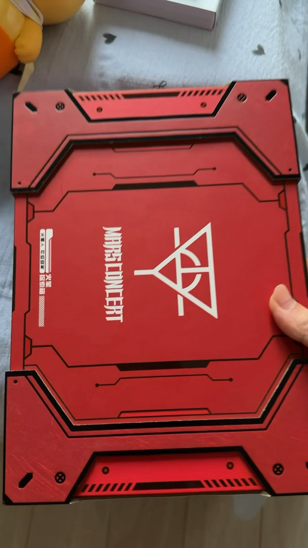 礼盒开胶了 打开一看好眼熟 像重点logo哈哈哈哈哈哈哈哈 