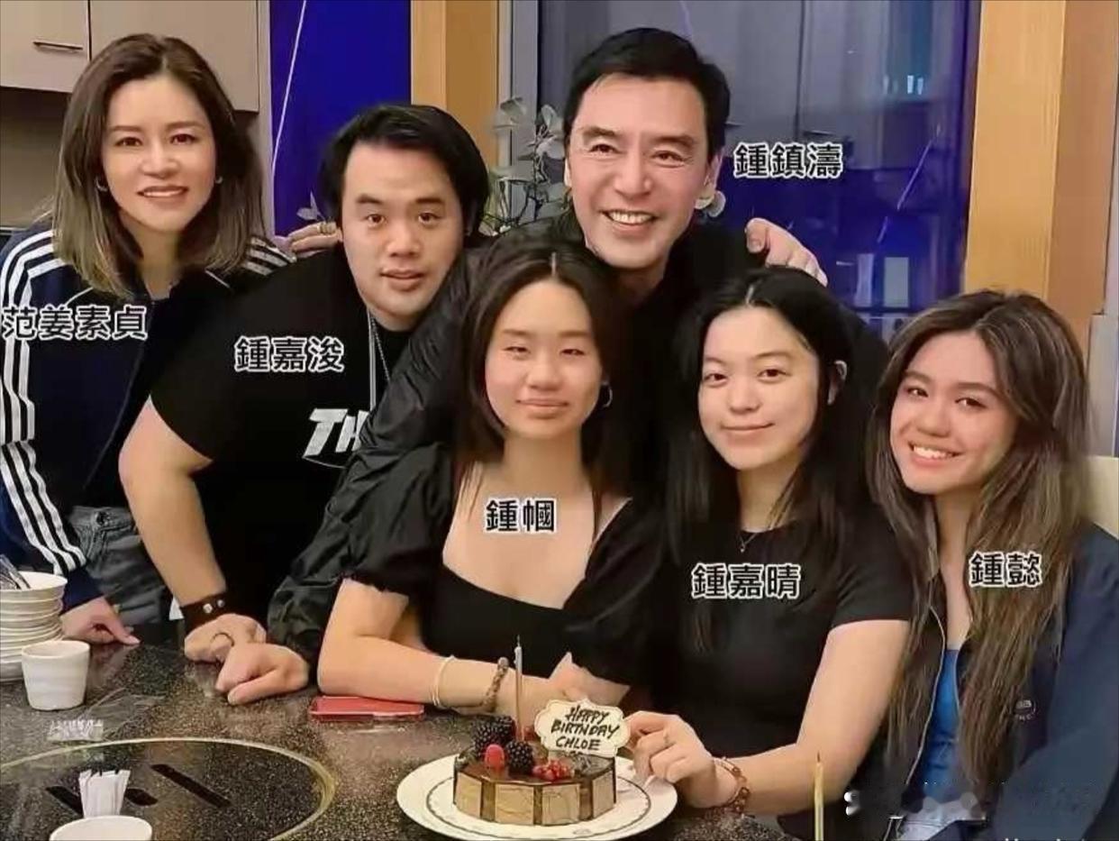 钟镇涛的全家福，四个儿女长相都很一般，看来高颜值的父母生的孩子也不见得就是漂亮孩