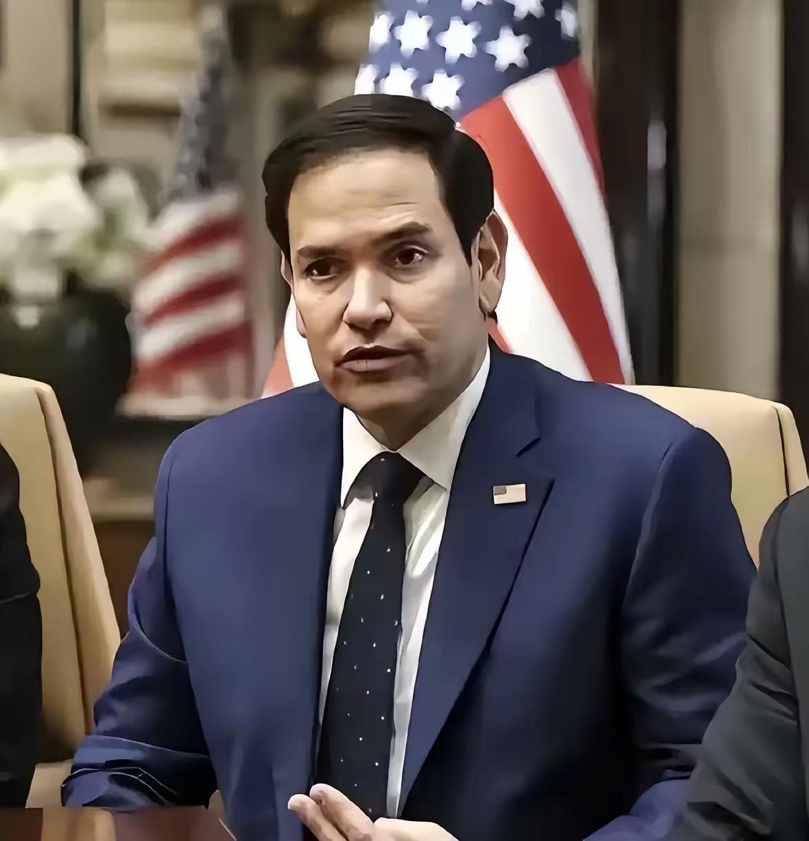 全网炸锅！美国政坛最荒诞一幕，藏着最露骨的权力臣服。

最近美国社交平台疯传一张