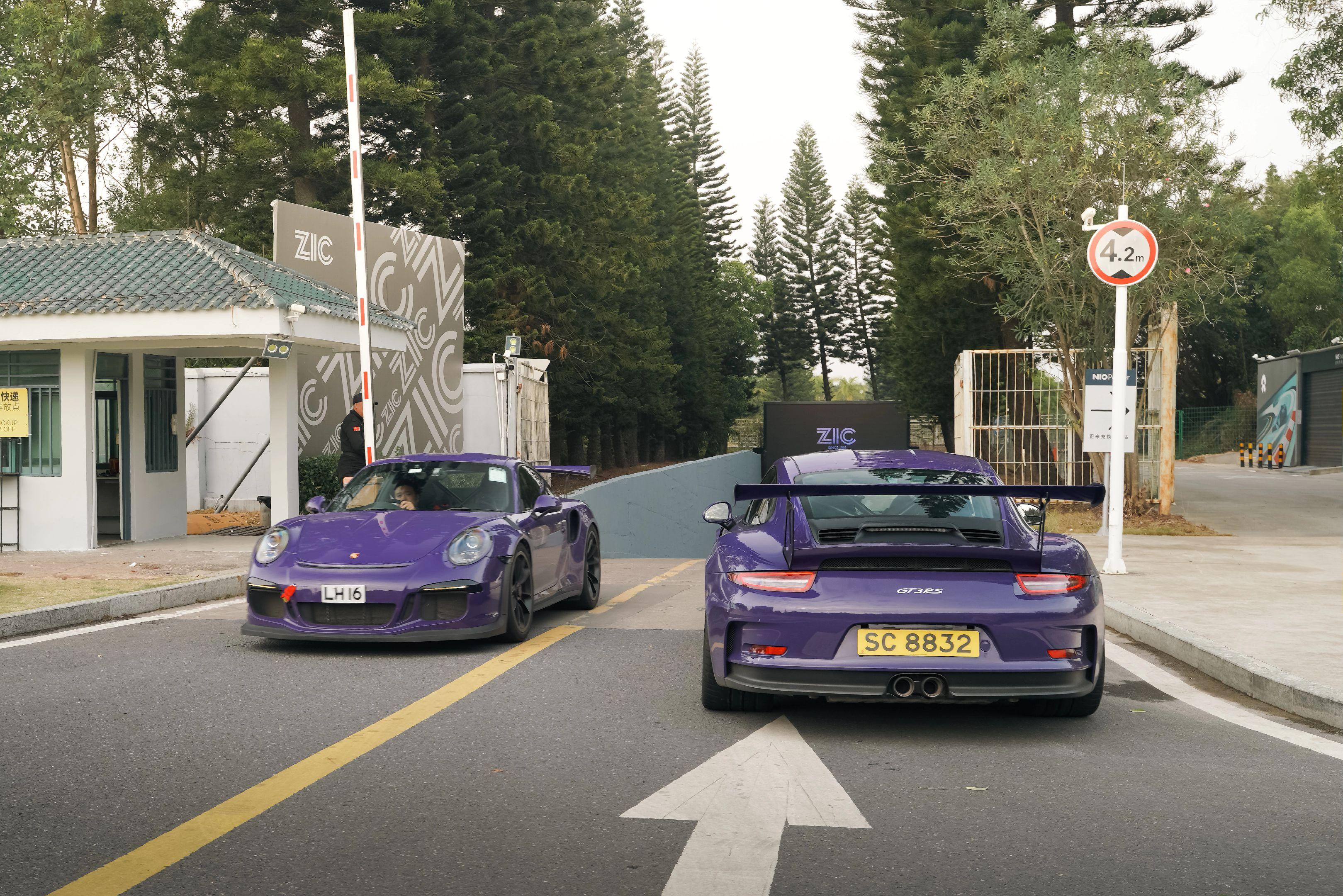 两台擦肩而过的保时捷911 GT3 RS