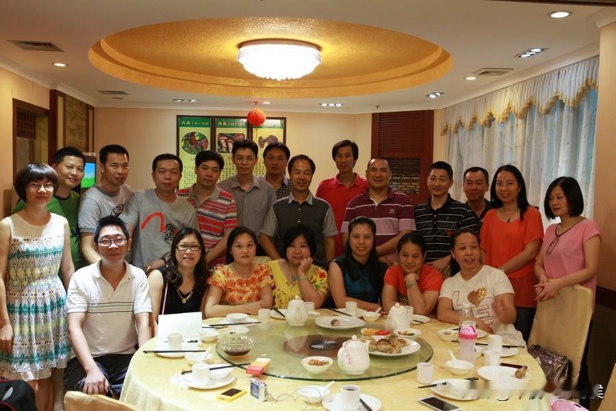 年龄大了，不想参加任何同学聚会，有时间不如多陪伴年迈的父母。
上一次同学聚会，还