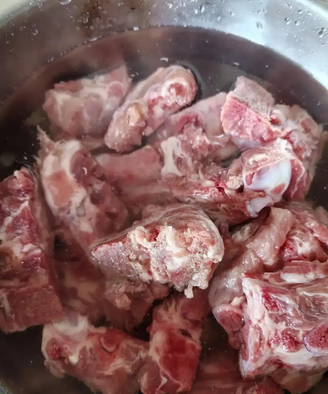 我刷到一位阿姨晒家常菜，说是专门给儿媳做的。

儿媳爱吃她炖的牛腩，她一大早就去