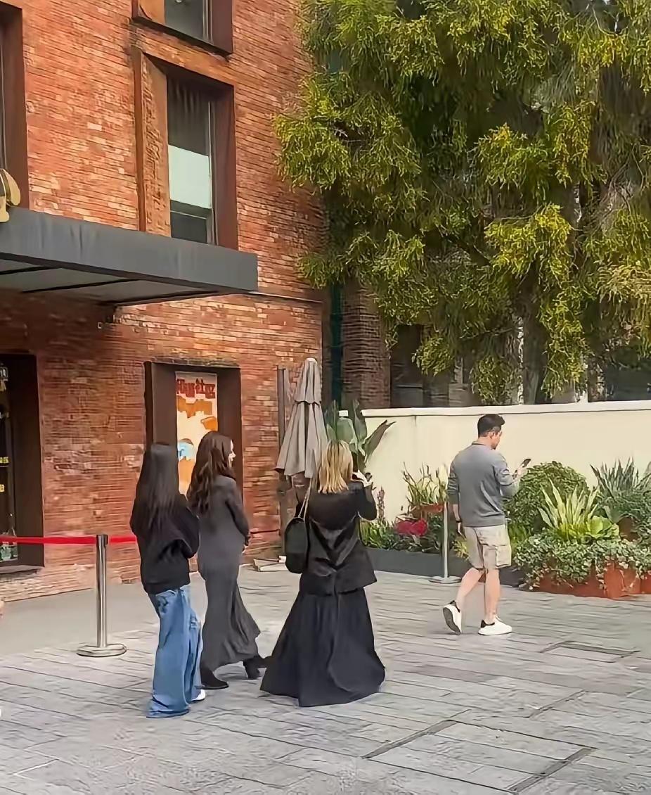 小玥儿，变化好大啊，现在体态好好！光从背影看，就特别有气质， 