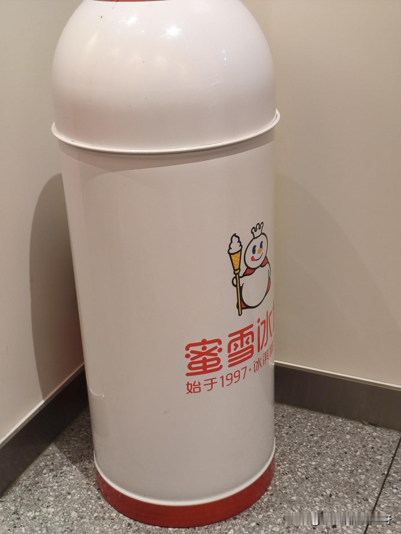 要说奶茶店生意最好的应该就属蜜雪冰城了吧，反正哪家店生意都好，不管春夏秋冬，就没