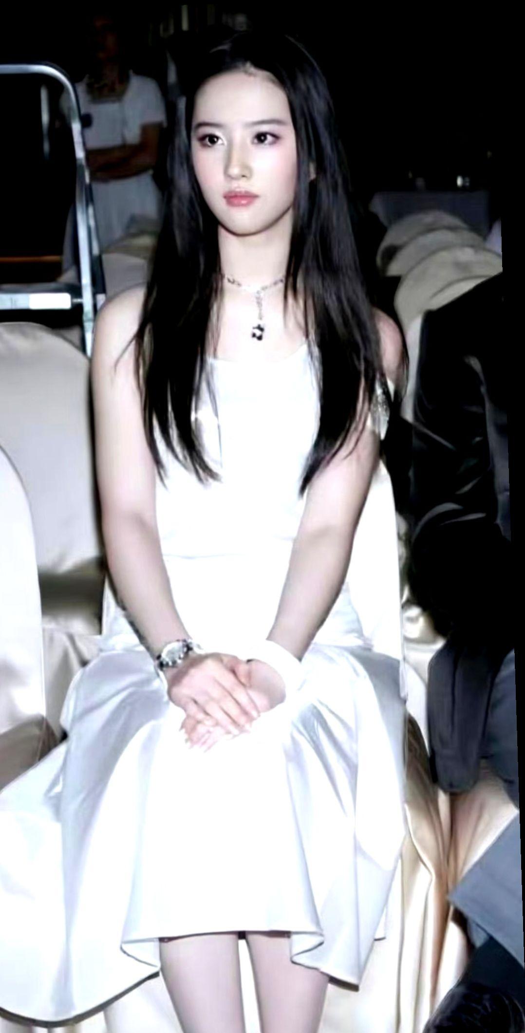 刘亦菲黑长直+白裙＝智性恋初恋天花板。