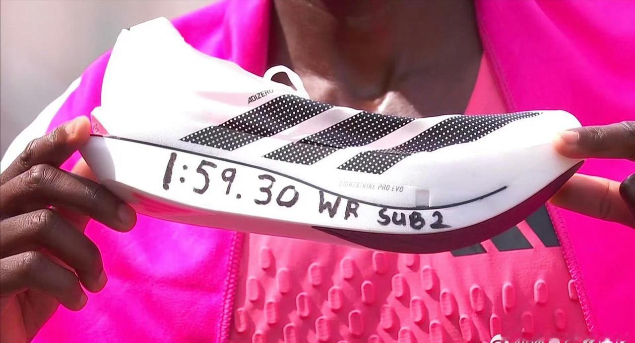 应该不是一款但鞋型还挺像的 ​​​