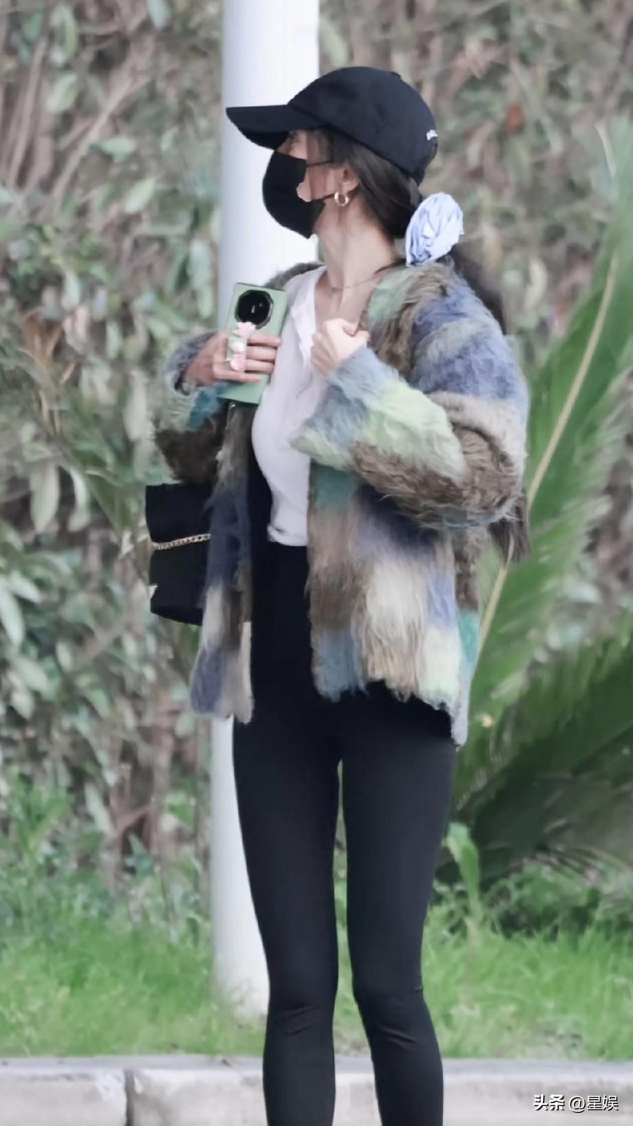 杨幂黑帽+毛绒外套