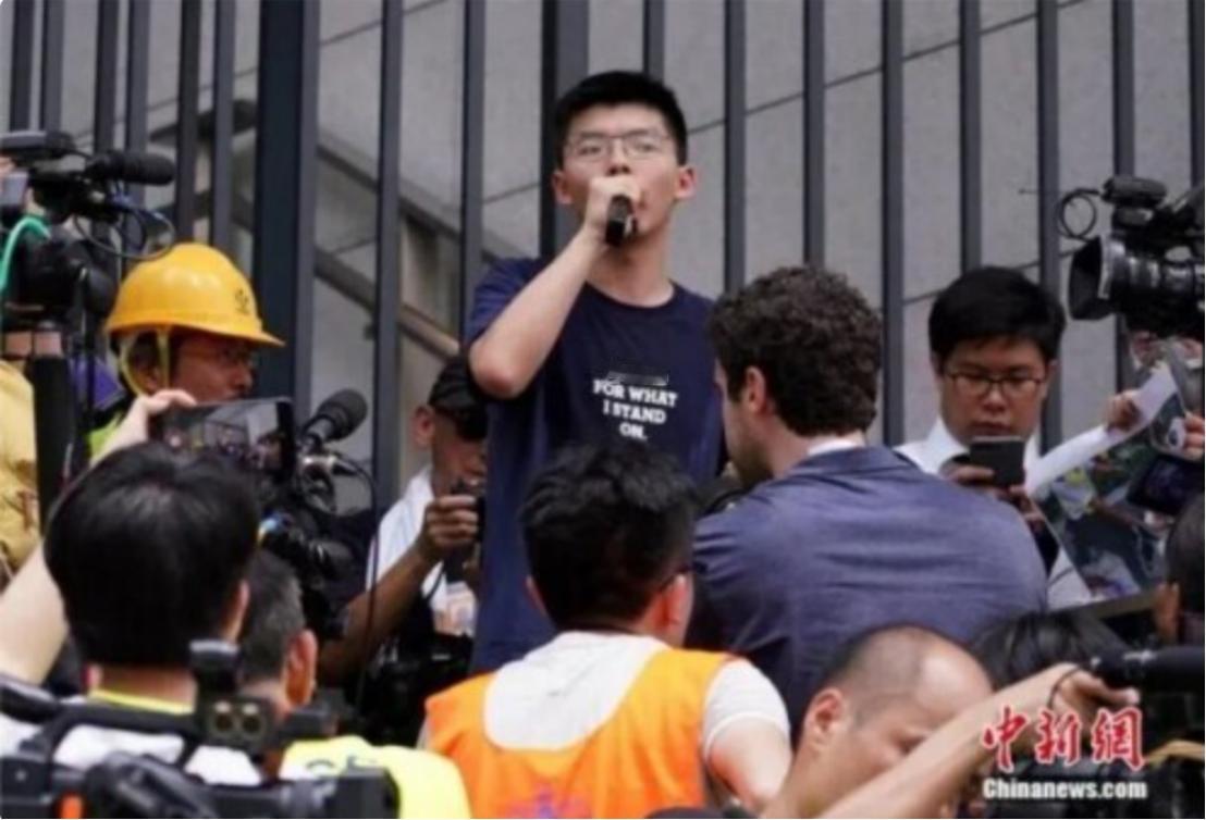 原本已经可以数着月份等出狱的黄之锋，突然又多了一宗国安案件，9月2日，29岁的黄