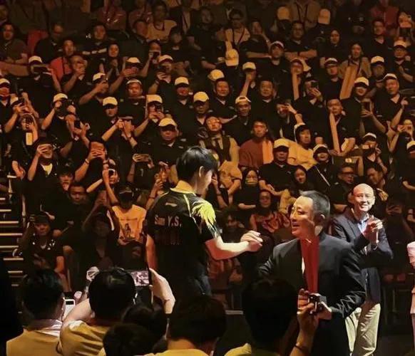 好像无法用一个词来形容她身上的美好！莎莎总是有一股魅力让人移不开眼，你在那万人中